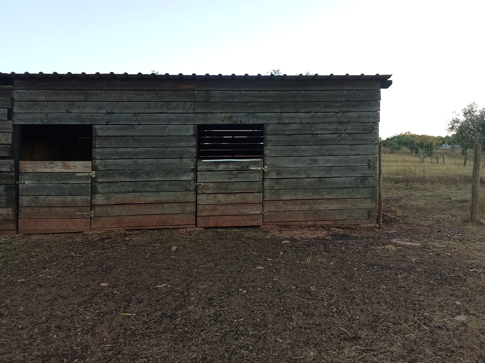Vendo abrigo para animais ou armazém para feno 6mt comprimento por 5 m