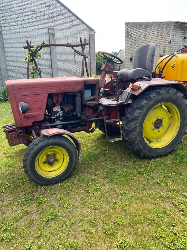 Traktor Władimiriec T-25 plus opryskiwacz