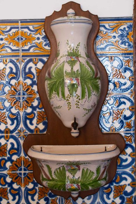 Fonte de loiça pintada à mão