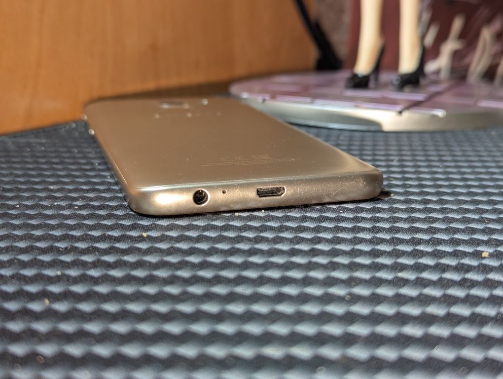 Смартфон Samsung J600F на деталі