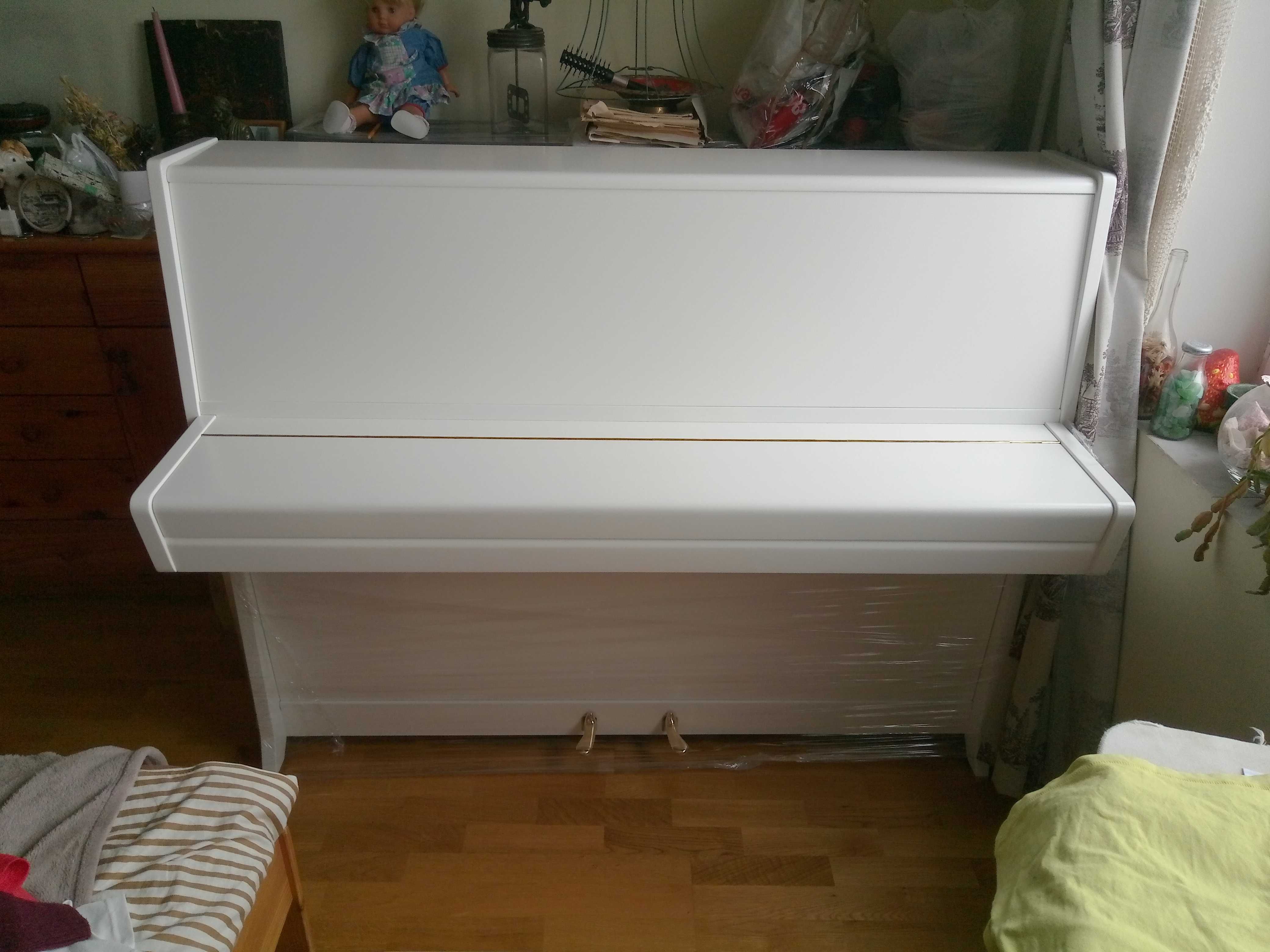 White Piano Petrof