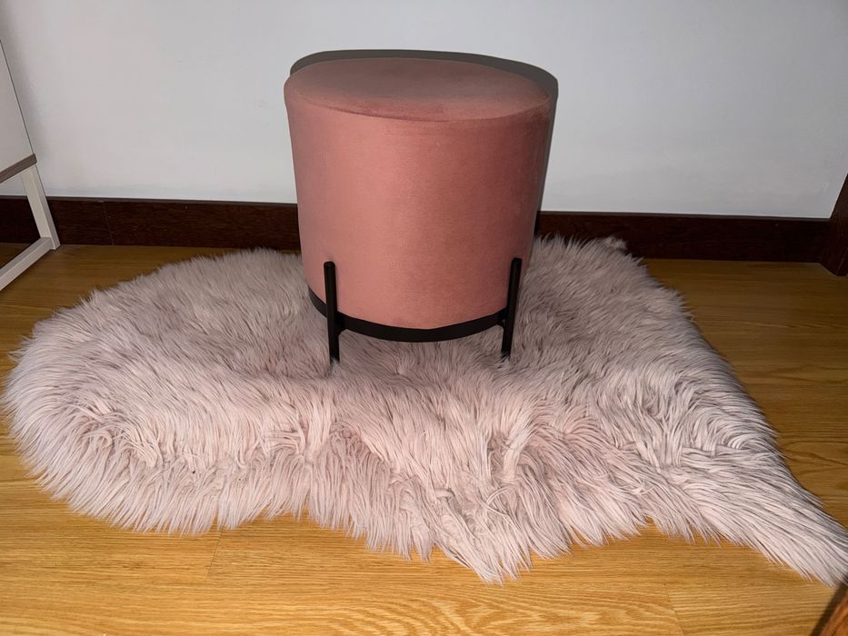 Puff redondo e Tapete de pelo cor de rosa