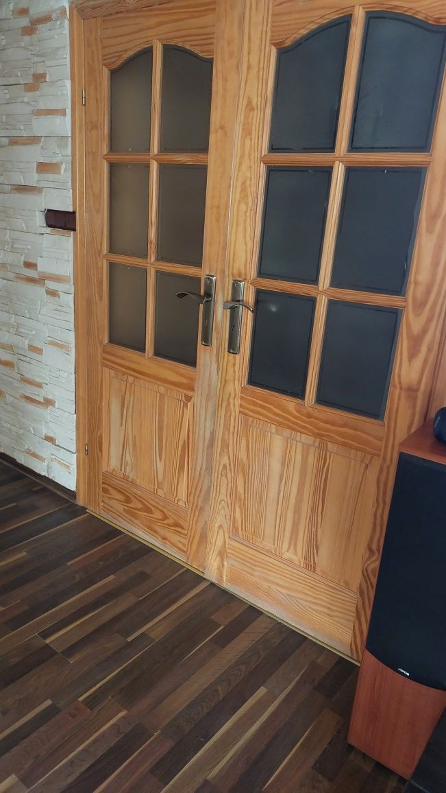 Drzwi drewniane z futrynami