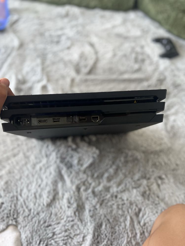 PS4 Pro у відмінному стані, 2 геймпади, без коробки. Писати в лс.
