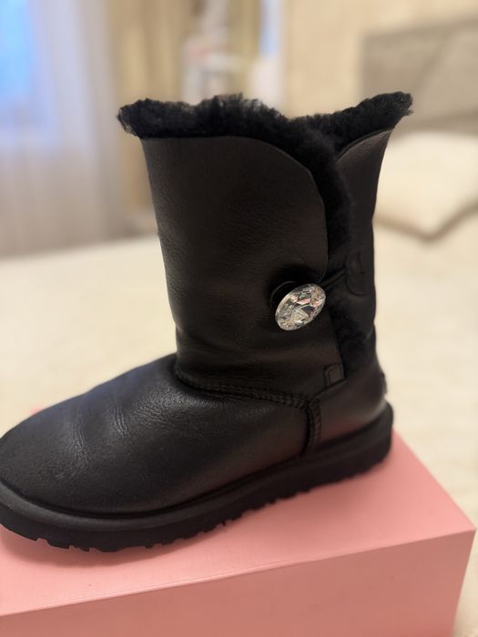 Продам УГГІ натур шкіра розмір 39