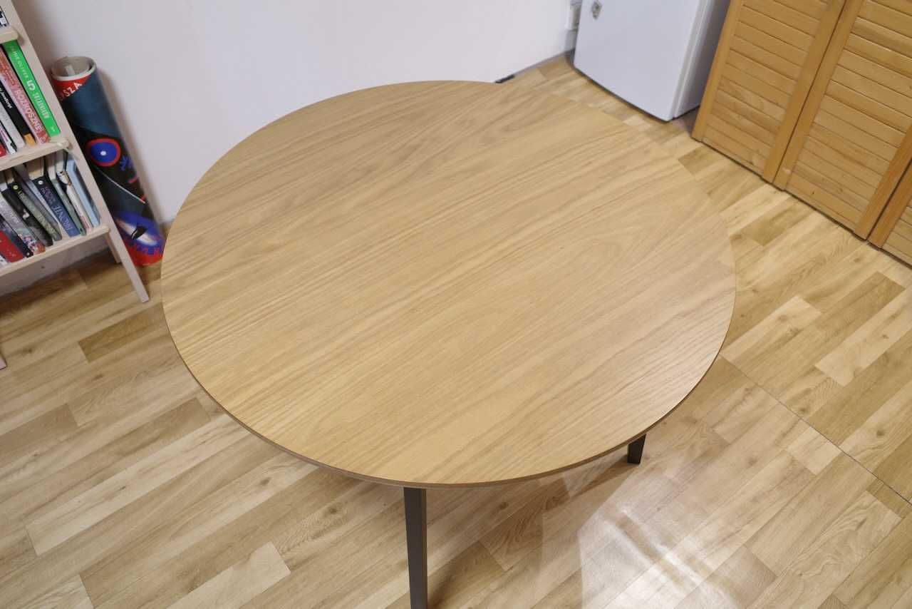 Okrągły, brązowy stół