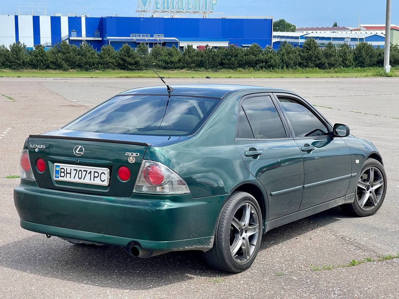 Lexus is200-автомобиль