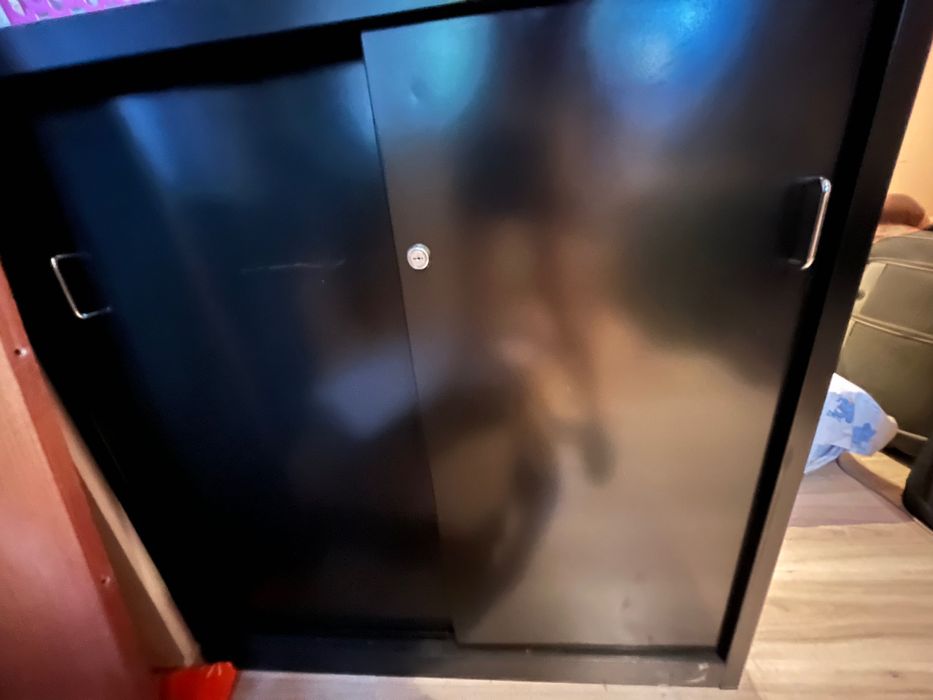 Nowa szafa RODO z drzwiami przesuwnymi na zamek na klucz