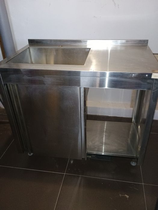 Кухонний стіл з нержавіючої сталі з мийкою та розсувними дверима