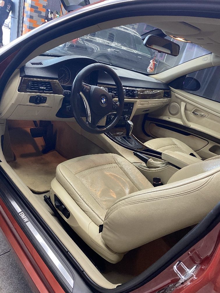 BMW 325i червоного кольору