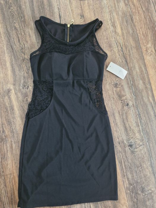 Klasyczna mała czarna z koronką usztywniana miseczka na zamek