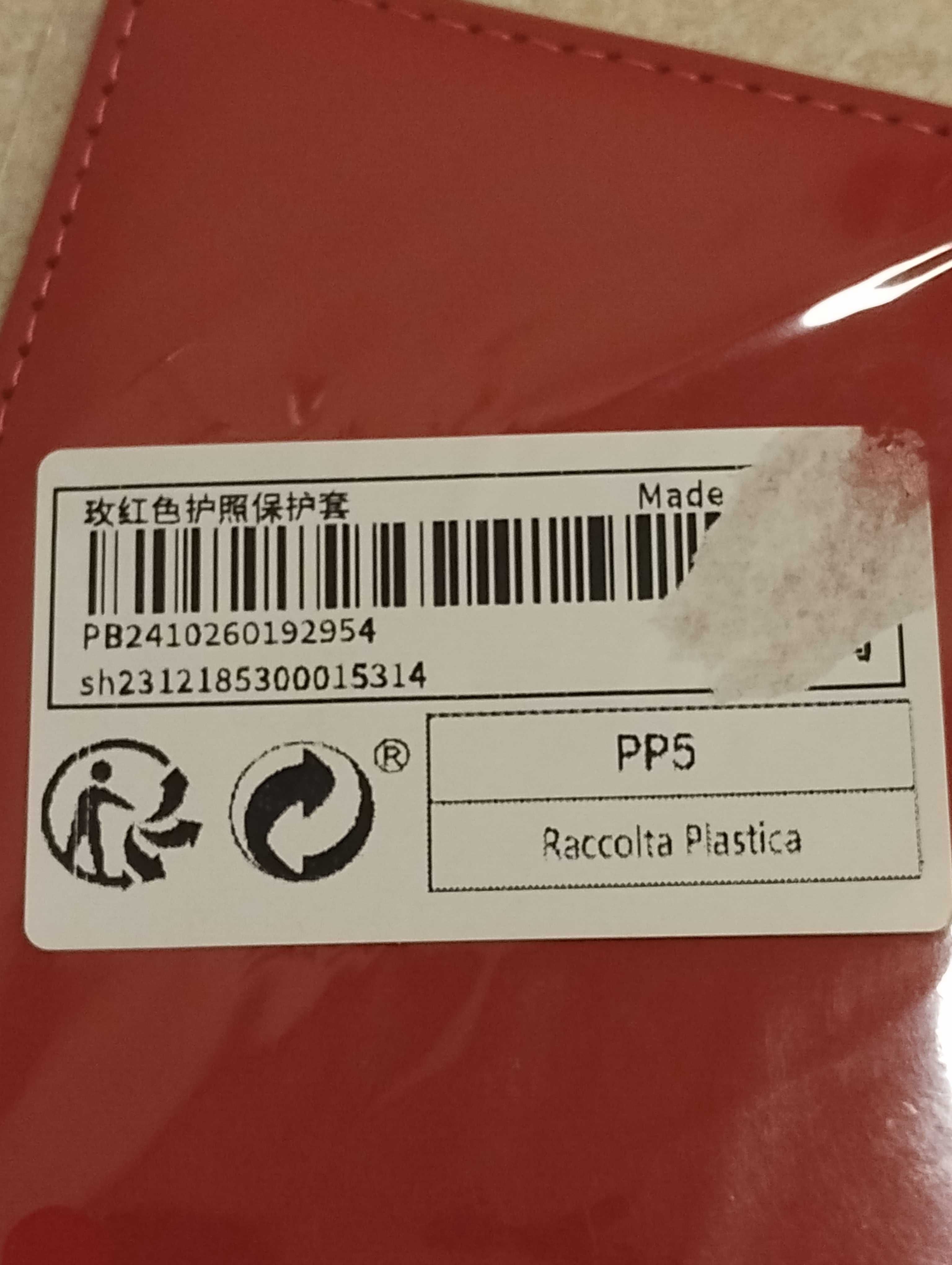 Etui na paszport czerwone z samolotem i mapą