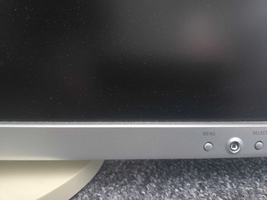 3 monitory NEC MultiSync EA241WM 1920 × 1200 (WUXGA)