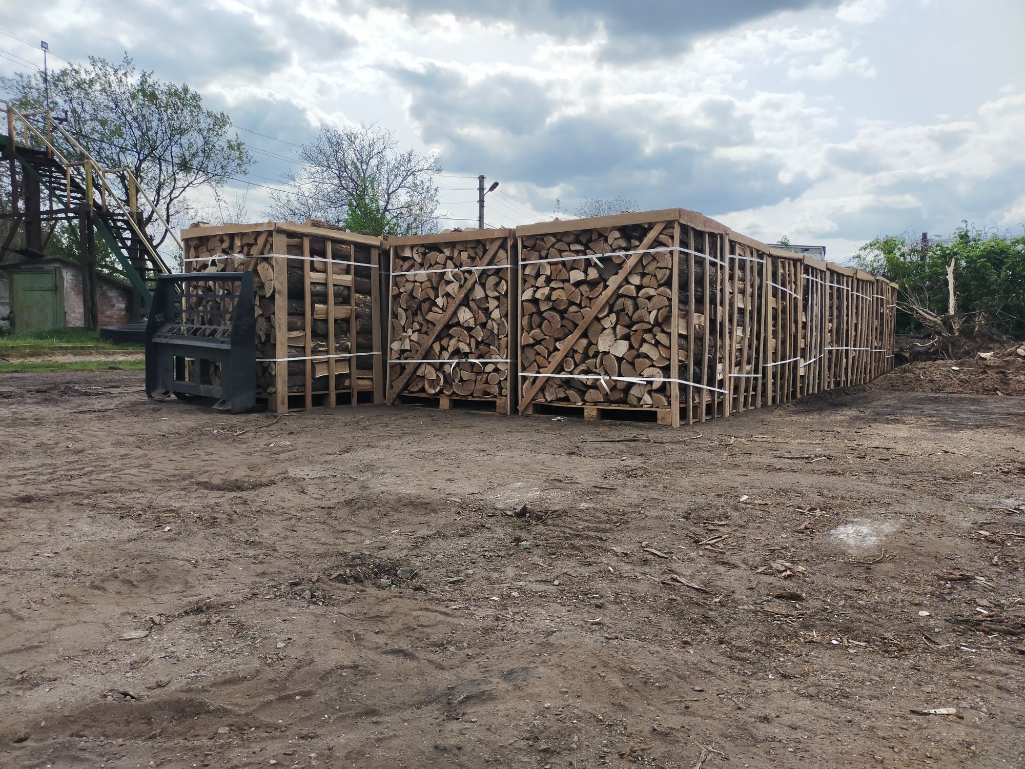Продам дрова колоті в піддонах