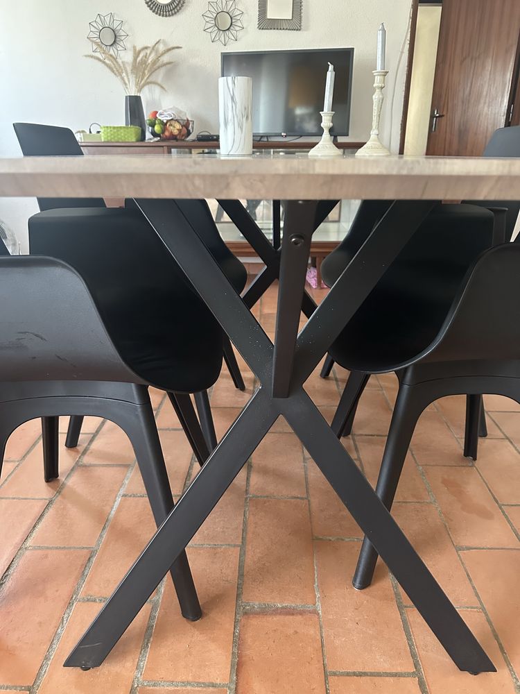 Cadeiras de sala e cozinha pretas