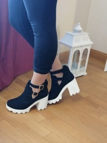 Sapatos Azuis com sola branca