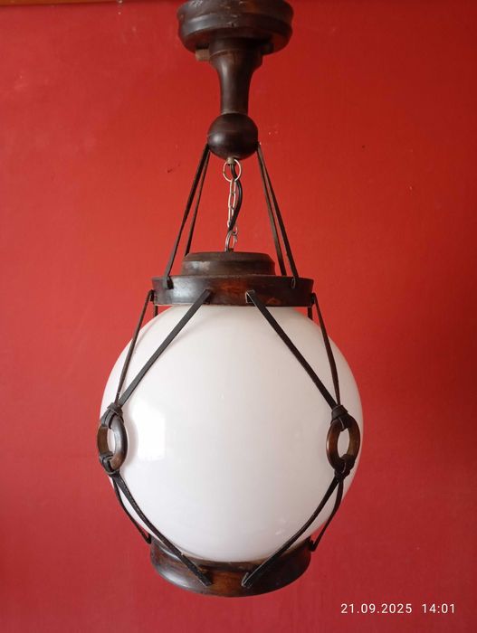 Lampa ozdobna biała kula w drewnie i skórze antyk.