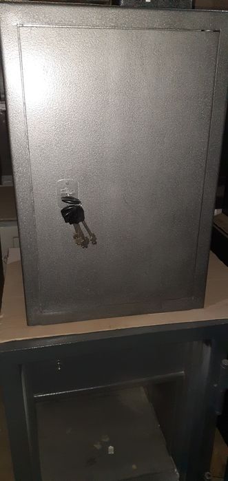 Продаю б.у канцелярский сейф.