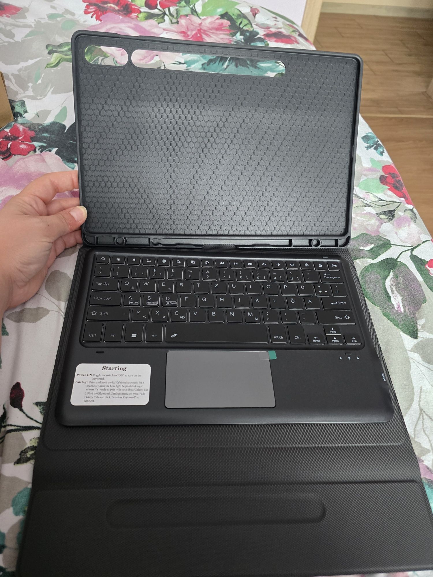 Nowe etui z klawiatura do tabletu