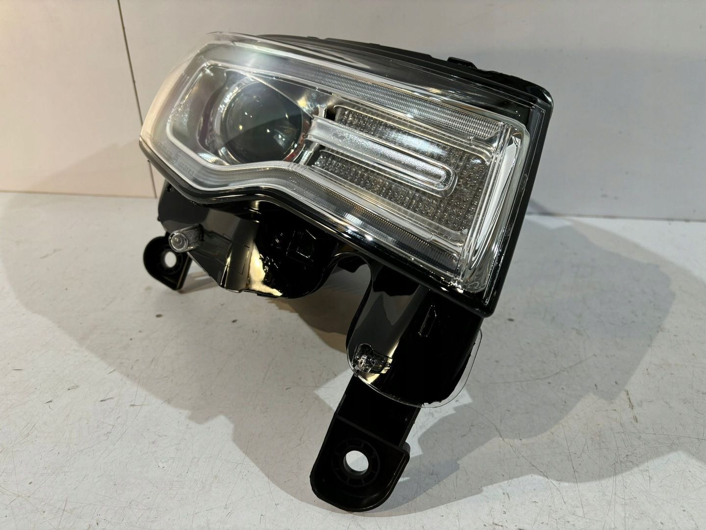 Jeep Grand Cherokee WK2 lampa xenon R   12836