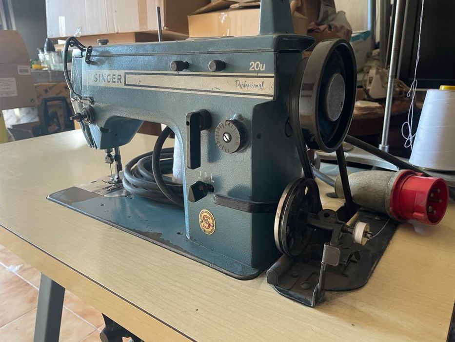 Máquina de costura marca Singer