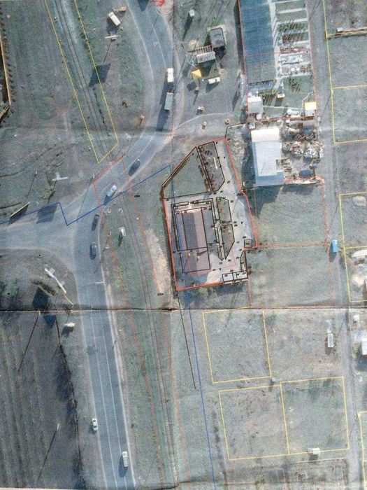 Будівля на фасаді дороги під комерційну діяльність: магазин, СТО, тощо