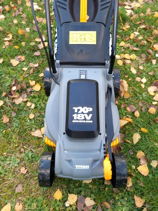 Zestaw Kosiarki Akumulatorowej TITAN 18V 32 cm i Podkaszarki 23cm