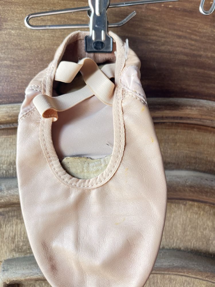 Sabrinas de Ballet Classico, com algumas marcas de uso. Tamanho 36/37.