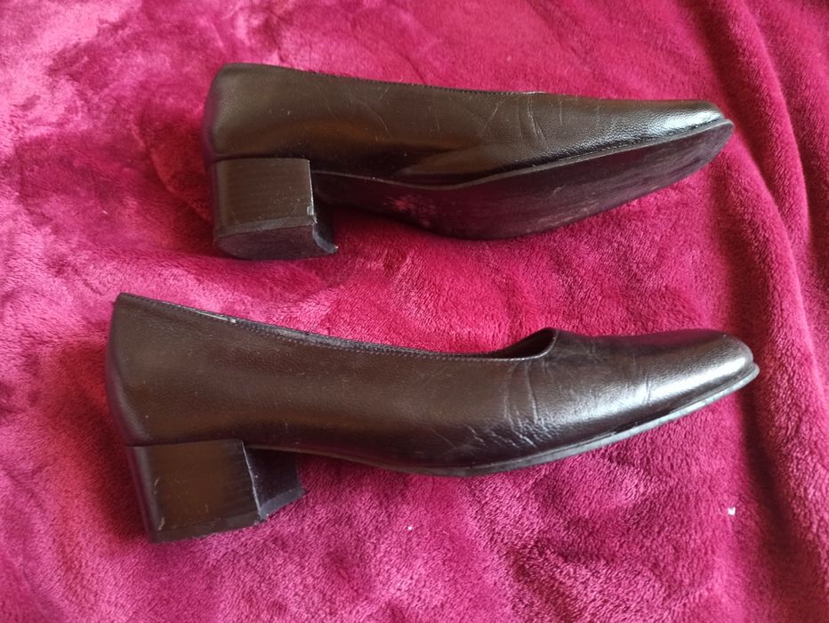 Sapatos pretos do traje académico de faro