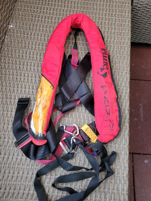 Szelki ratunkowe samopompujące