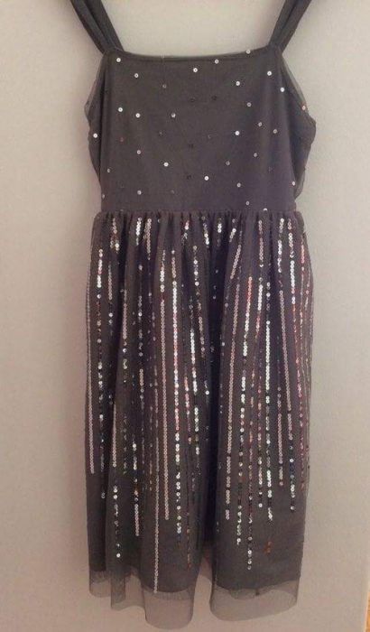 Vestido de cerimonia cinza com fios de lantejolas prata