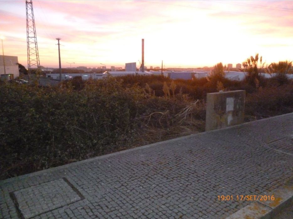 Terreno para moradia de 4 frentes em Vila do Conde