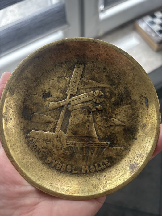 Ciężka mosiężna popielniczka .