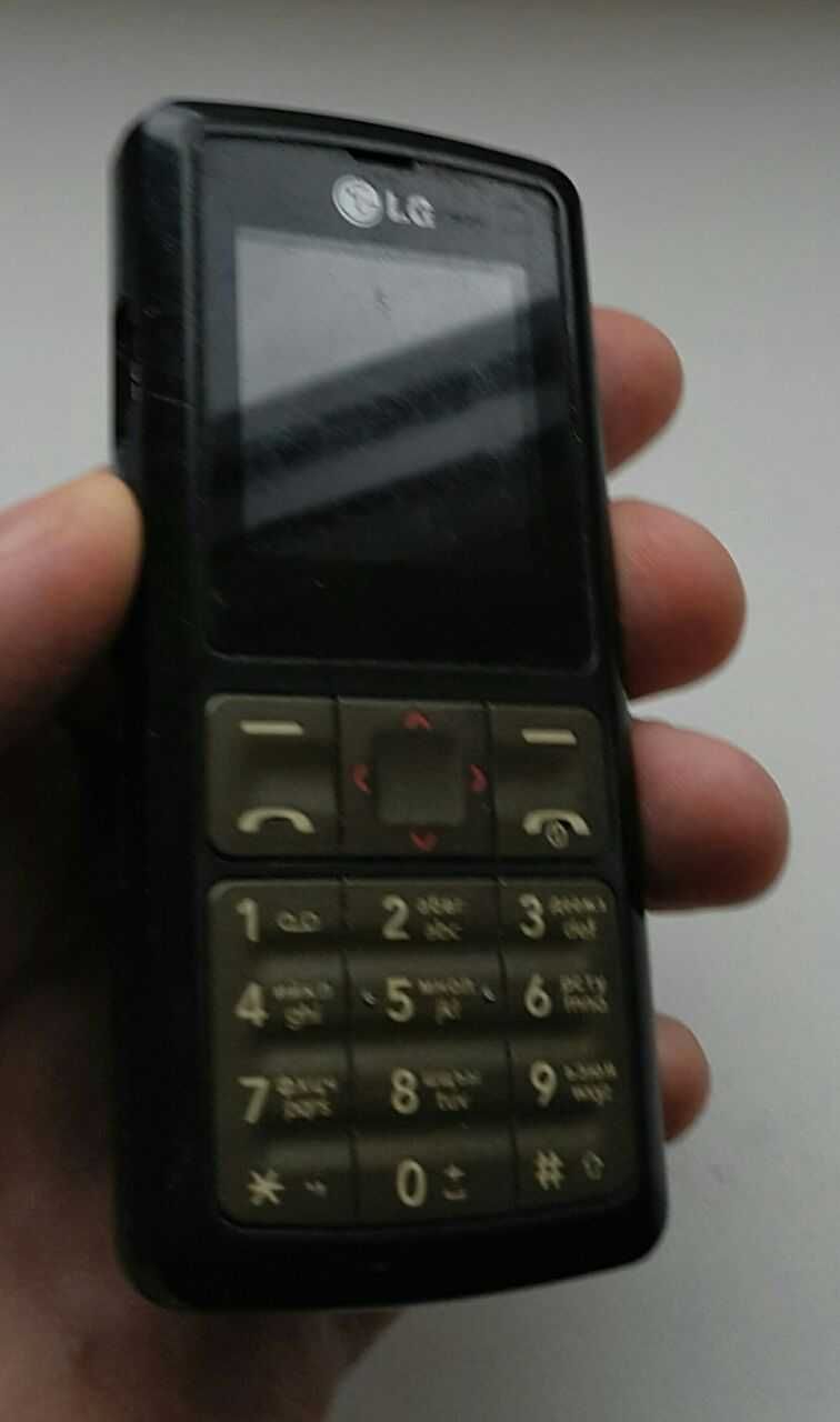 Кнопковий мобільний телефон LG KG276