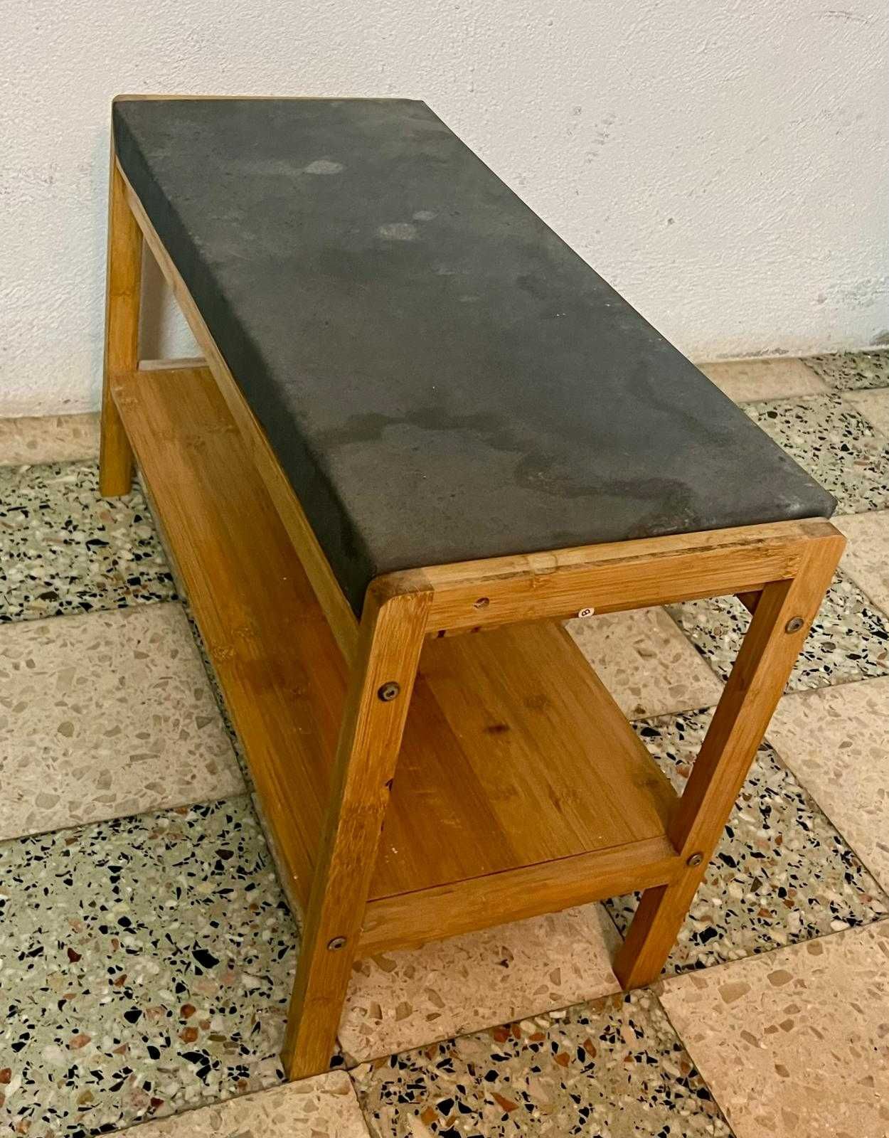 Banco de Madeira com Almofada e Prateleira Inferior