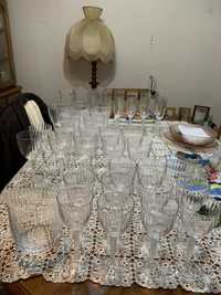 Vendo 44 peças e copos de vidro