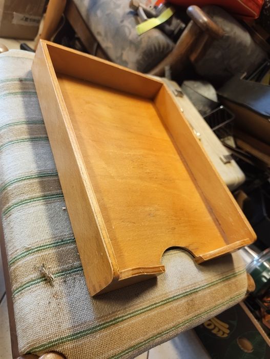 Segregator drewniany na biurko vintage.