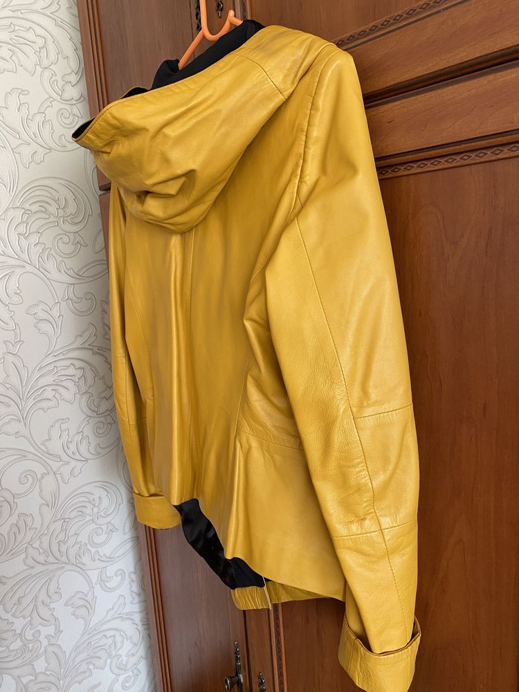 Куртка шкіряна жіноча