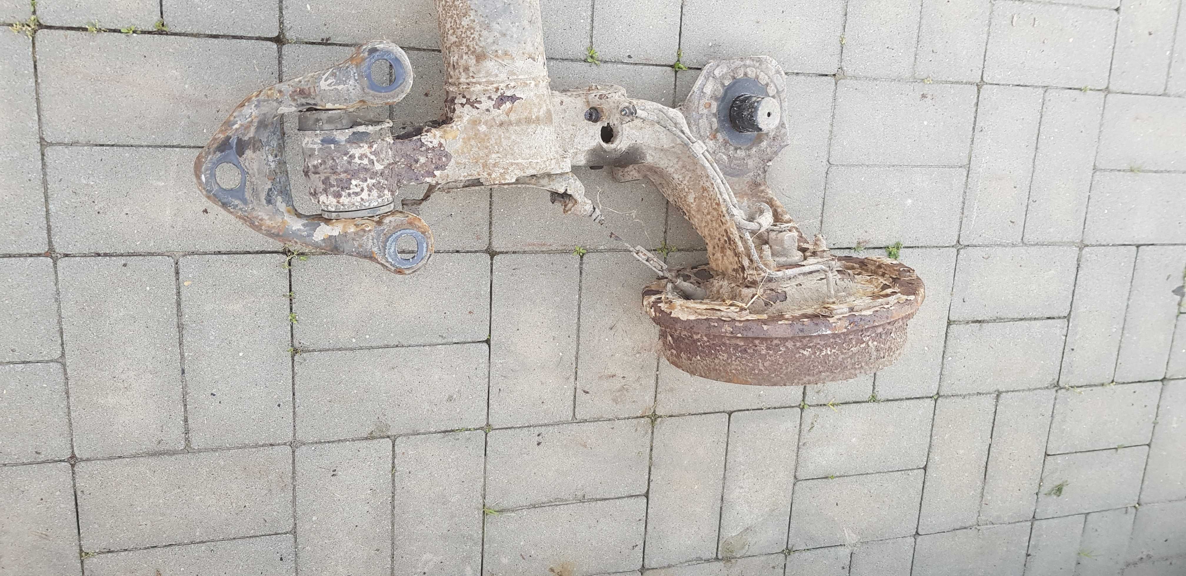 Opel Combo C Belka zawieszenia tył
