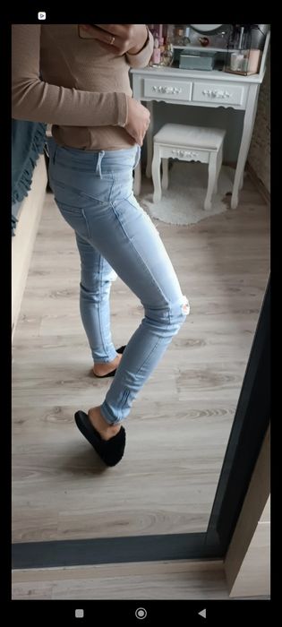 Świetne jeansy z  przetarciami i modelująca pupa 
Przy nogawkach zamec