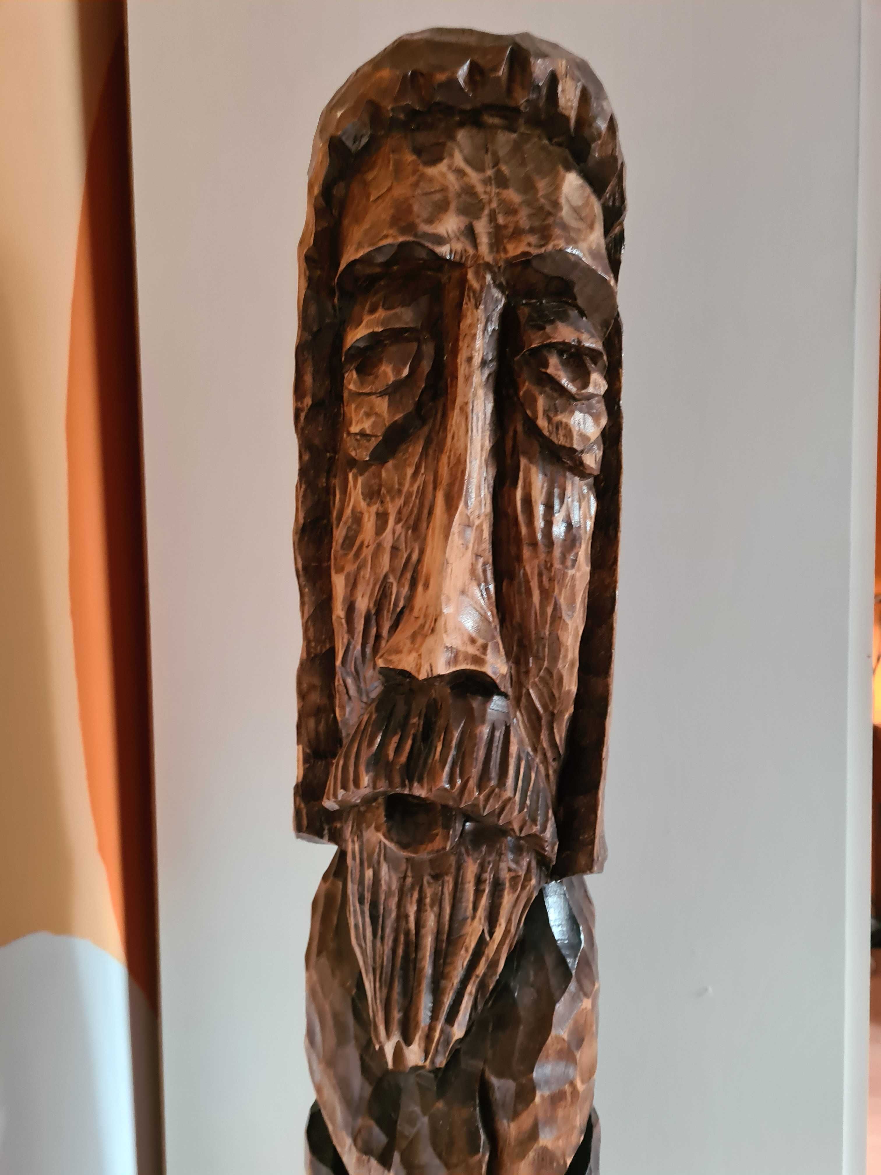 drewniana rzeźba rękodzieło stojak na płyty góral ręcznie robiony