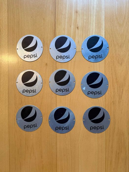 Stalowe blaszki, podkładki pod szklanki z logo Pepsi i Lipton, 9 szt.