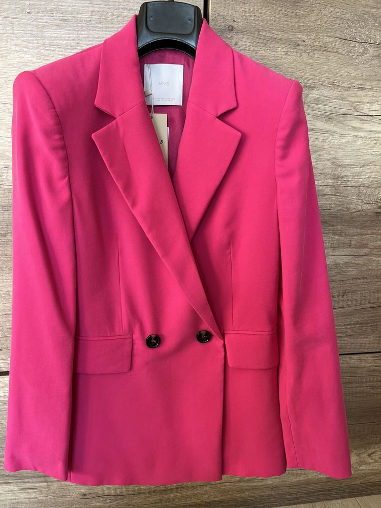 Różowa nowa elegancka marynarka Mango