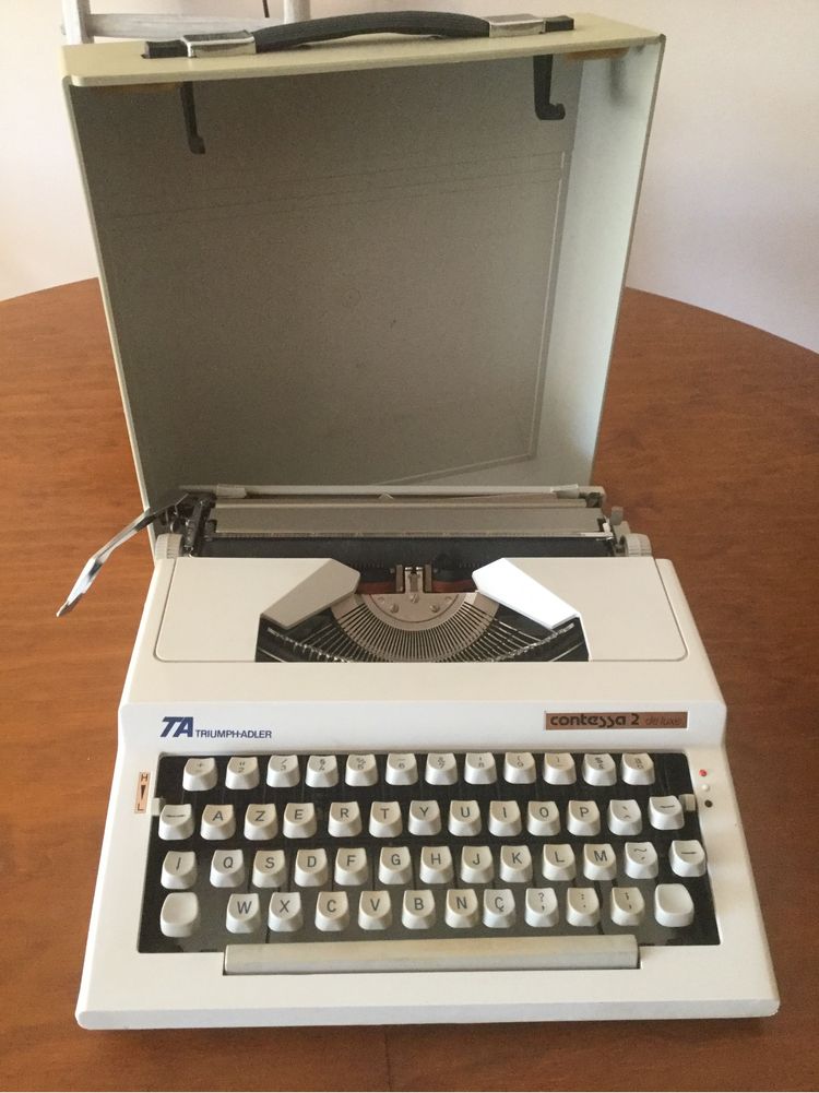 Máquina de escrever manual Triumph Adler