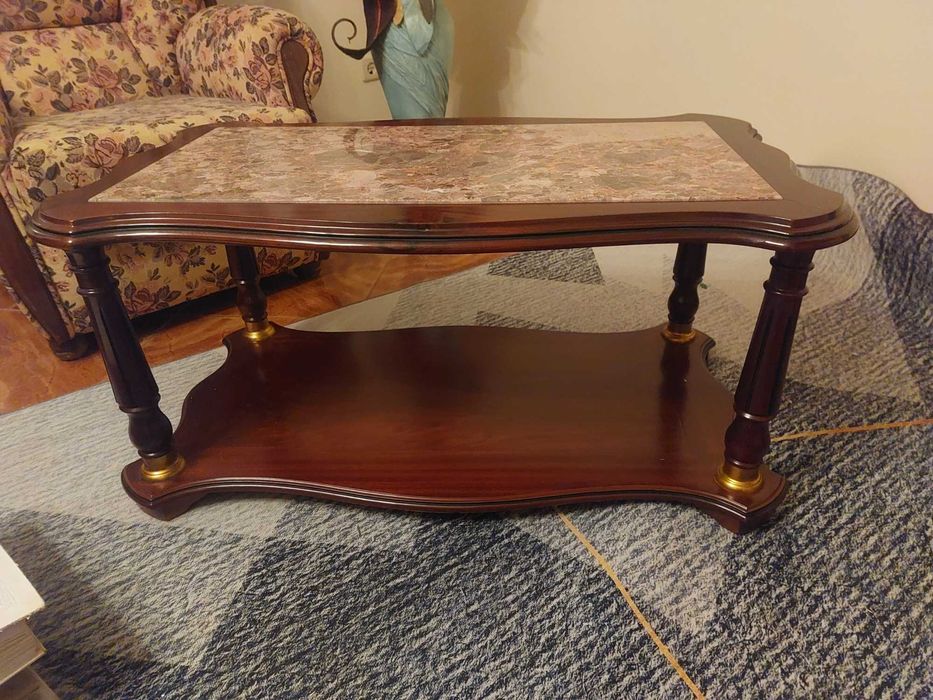 Mesa de centro tampo em granito