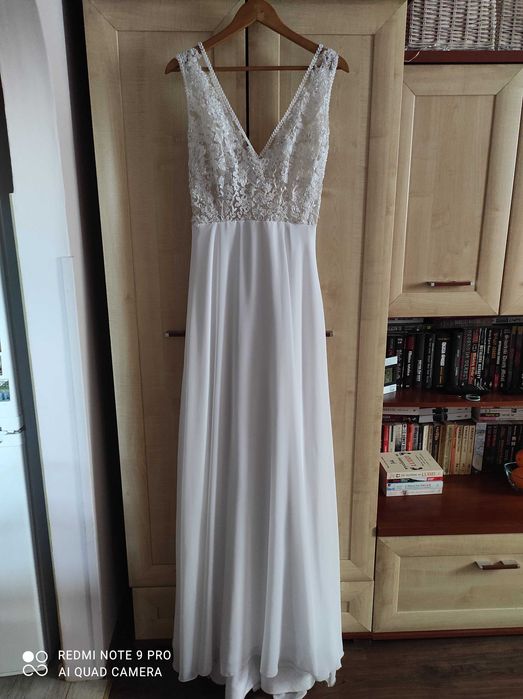 Suknia ślubna na ramiączkach