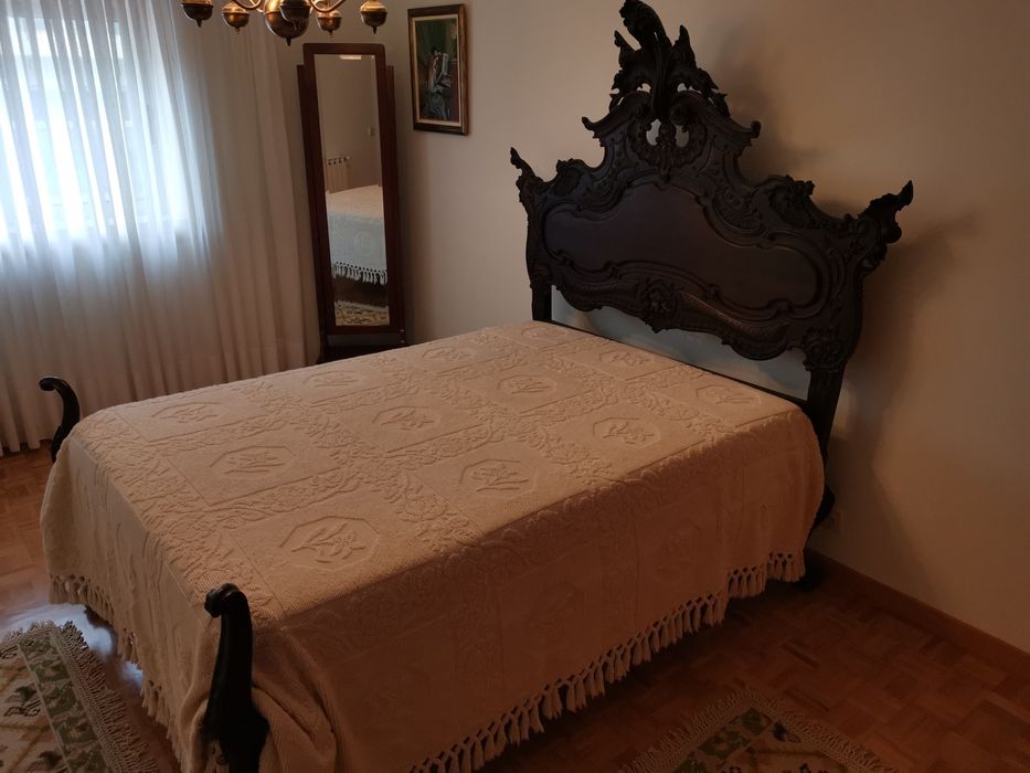 Vendo Cama Estilo D. João V com estrado