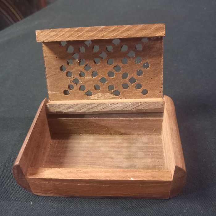 Caixa com tampa perfurada