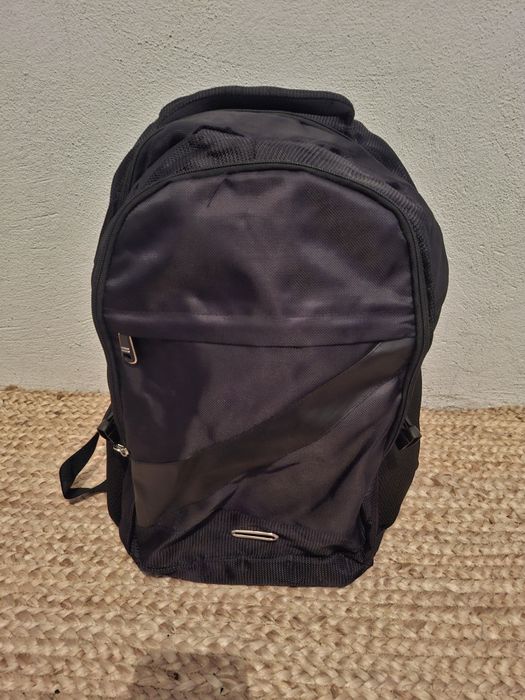 Mochila preta versátil