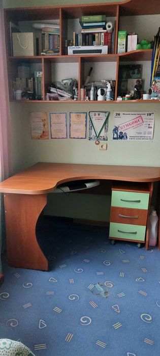 Кутовий комп'ютерний стіл 1.35*1.10 б/у в гарному стані